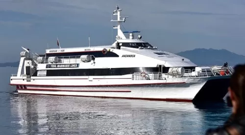 Bodrum limanında müasir feribot, mavi Egey dənizi və günəşli səma, sahildə palmalar, sərnişinlər feribota minir, canlı turistik mühit, yüksək çözünürlük, parlaq rənglər, detallı və realistik təsvir